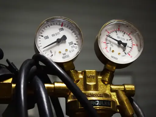Dwa manometry wskazują nieprawidłowe ciśnienie, co może być objawem uszkodzonego reduktora LPG.