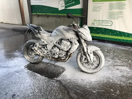 Motocykl pokryty pianą na myjni. Czy na myjni można płacić kartą? Tak, instrukcja informuje o płatności kartą.