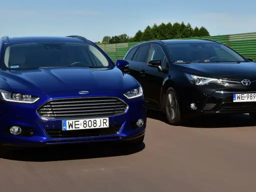 Niebieski Ford i czarny Toyota jadą po drodze. Kiedy można wyprzedzać z prawej strony? Na autostradzie, gdy lewy pas jest wolniejszy.