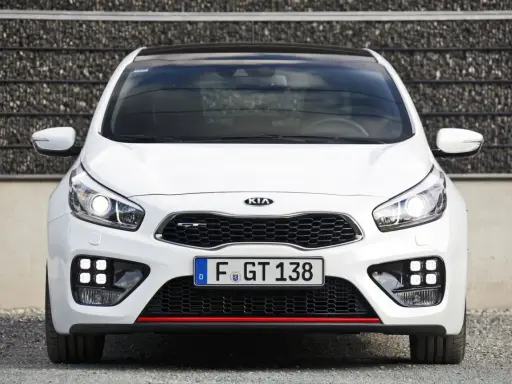 Biała Kia Ceed 1.6 benzyna z czarnym dachem i sportowym grillem.