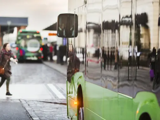 Kobieta biegnie do autobusu kategorii pojazdu n3.