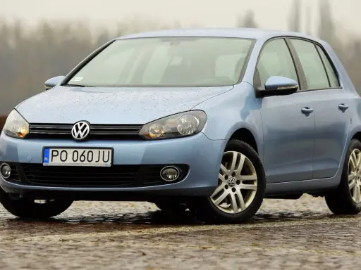 Niebieski Golf 6 na mokrej nawierzchni. Zastanawiasz się, jaki silnik benzynowy wybrać do tego modelu?