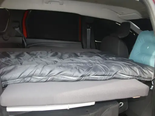 Wygodne spanie w samochodzie: materac i śpiwór gotowe na noc.