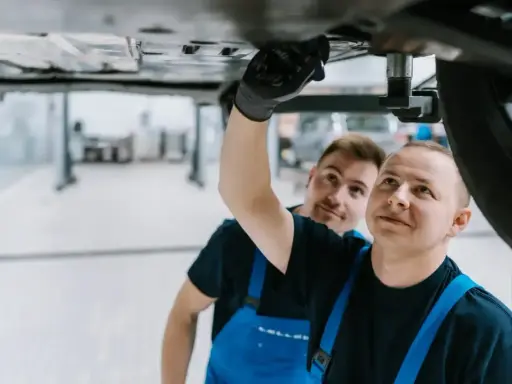 Mechanicy sprawdzają podwozie auta. Wymiana oleju w skrzyni biegów DSG 7-stopniowej co ile?