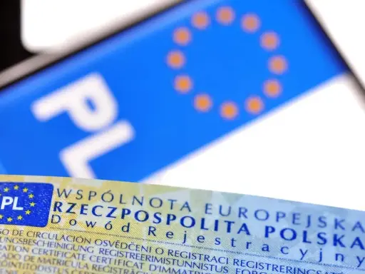 Dowód rejestracyjny z napisem "RZECZPOSPOLITA POLSKA" i symbolem UE. Cepik zatrzymany dowód rejestracyjny.