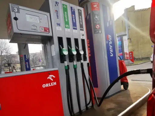 Na stacji Orlen kupisz paliwo, napoje i przekąski. Wygodnie zapłacisz aplikacją Orlen Vitay.