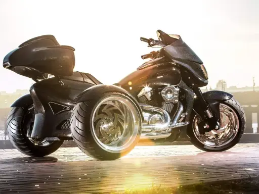 Czarny, lśniący motocykl trójkołowy na kat B. z chromowanymi felgami, gotowy na podbój miasta.