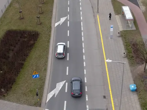 Znak jazdy na suwak informuje kierowców o konieczności zjeżdżania na sąsiedni pas.