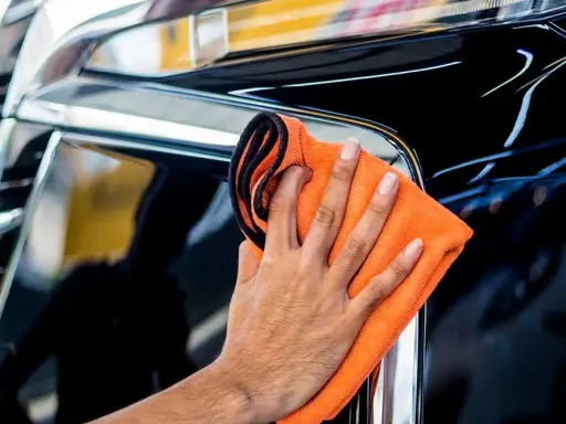 Ile trwa woskowanie auta? Realny czas i sekrety detailera