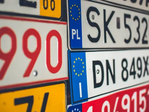 Stos tablic rejestracyjnych, w tym jedna z oznaczeniem SK.