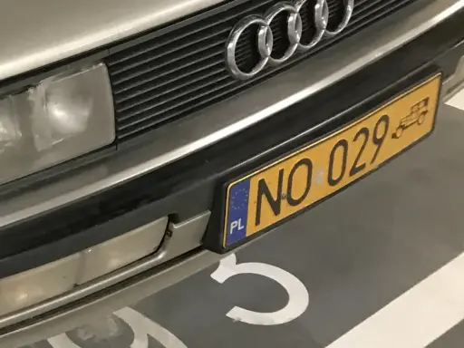Nowe tablice rejestracyjne z numerem NO 029 na zderzaku Audi.