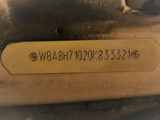 Tabliczka z numerem VIN pojazdu: WBA8H71020K833321.
