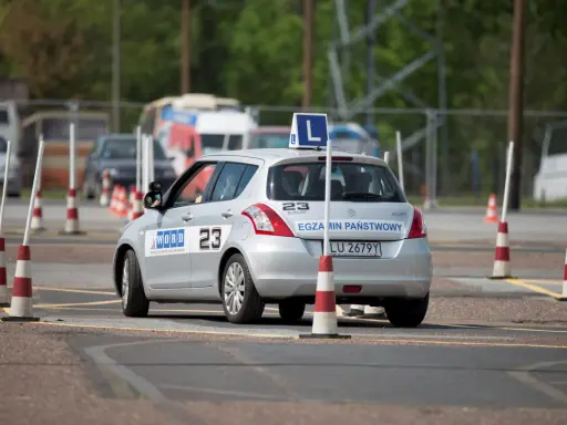 Srebrny samochód z literą "L" na dachu i napisem "EGZAMIN PAŃSTWOWY" na klapie bagażnika, pokonuje tor przeszkód. Czyżby to był rekord w zdawaniu prawa jazdy?