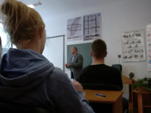 Nauka do egzaminu na prawo jazdy 3 miesiące przed 18. Uczniowie słuchają wykładu o przepisach drogowych.
