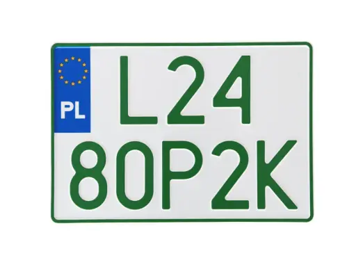 Profesjonalne tablice rejestracyjne z zielonymi znakami i symbolem Unii Europejskiej. Numer rejestracyjny L24 80P2K.
