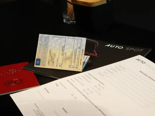 Dokumenty do rejestracji pojazdu: dowód rejestracyjny, karta pojazdu, kluczyki i polisa OC. Protokół przekazania.