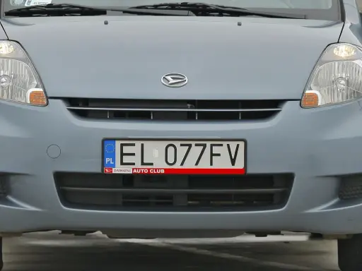 Szara atrapa samochodu z widocznym logo Daihatsu i polską tablicą rejestracyjną EL 077FV.