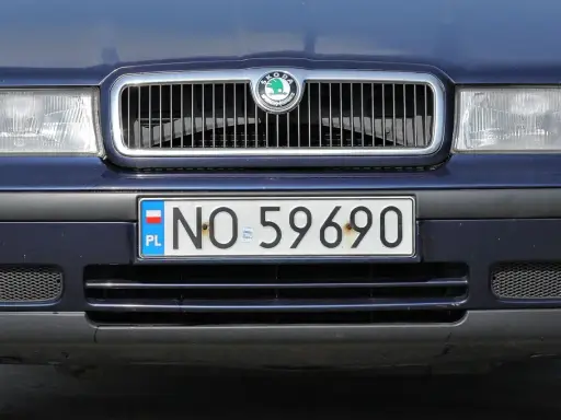 Niebieska Skoda z tablicą rejestracyjną NO 59690.