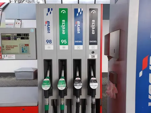 Dwie pompy paliwowe: jedna z oznaczeniem benzyna (98, 95), druga z napisem DIESEL. Wybór między benzyną a ropą.