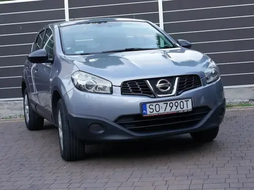 Szary Nissan Qashqai 1.6 benzyna, idealny do miasta. Sprawdź jego spalanie!