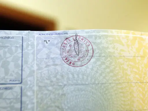 Pieczątka urzędowa na dokumencie, która może oznaczać zatrzymanie dowodu rejestracyjnego.
