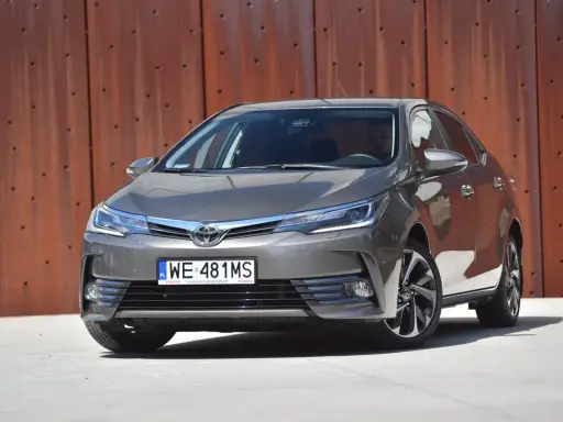 Szary sedan Toyota Corolla 1.6 benzyna, zapytaj o spalanie.