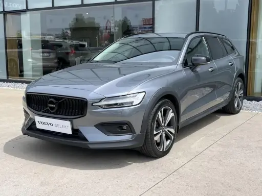 Szary Volvo V60 Cross Country. Zastanawiasz się, jaki silnik wybrać? Ten model to świetny wybór na rodzinne wypady.