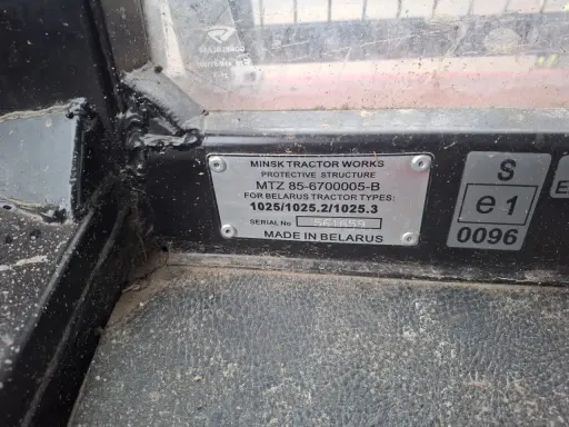 Tabliczka znamionowa z napisem "MINSK TRACTOR WORKS", zawierająca dane techniczne i numer seryjny traktora. Nazwa organu rejestrującego nie jest widoczna.