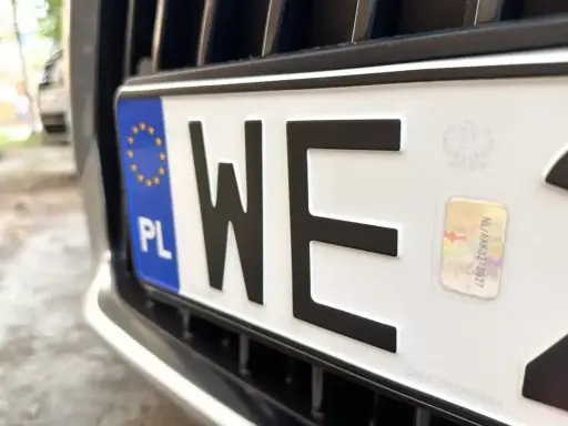 Zbliżenie na polską tablicę rejestracyjną z literami "WE". Ciekawi Cię, ile się czeka na tablice rejestracyjne?