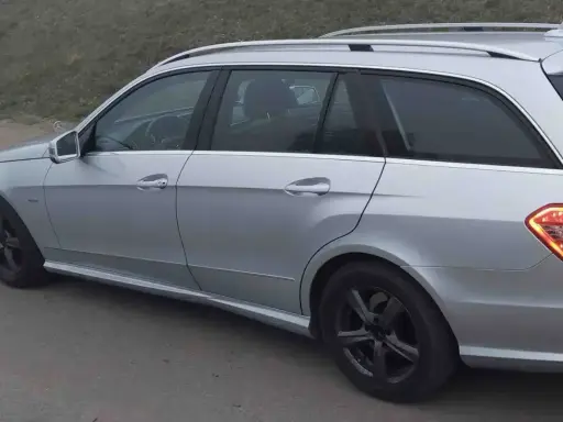 Srebrne kombi Mercedes W212 na czarnych felgach. Zastanawiasz się, jaki silnik wybrać do tego modelu?