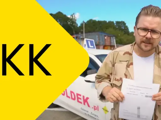 Jak wyrobić PKK? Mężczyzna w okularach trzyma dokument przed samochodem z literą L.