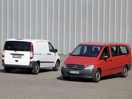 Dwa busy Mercedes-Benz Vito, jeden biały, drugi czerwony, stoją obok siebie. Czy to właśnie ten bus osobowy jest najmniej awaryjny?
