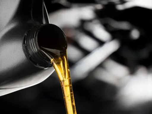 Złoty olej silnikowy płynie z czarnego kanistra. Czy to Valvoline czy Motul? Wybór należy do Ciebie, by zapewnić najlepszą ochronę silnika.