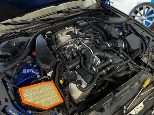 Silnik BMW z nowym filtrem powietrza. Czy części do BMW są drogie? Zależy od części, ale ten filtr to niewielki wydatek.