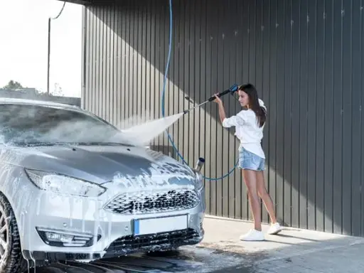 Jak korzystać z myjni ręcznej? Poradnik: lśniące auto bez błędów.