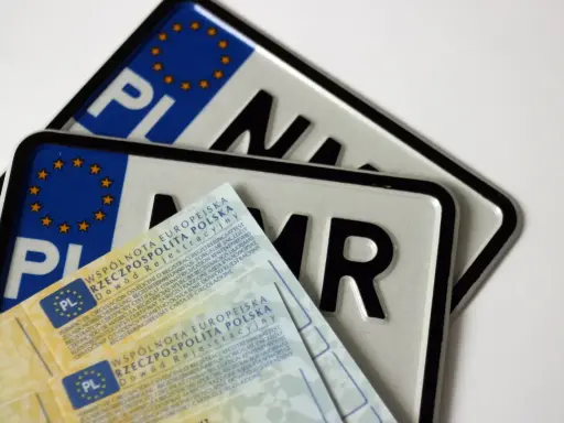 Polskie tablice rejestracyjne i dowód rejestracyjny, gotowe do przerejestrowanie samochodu.