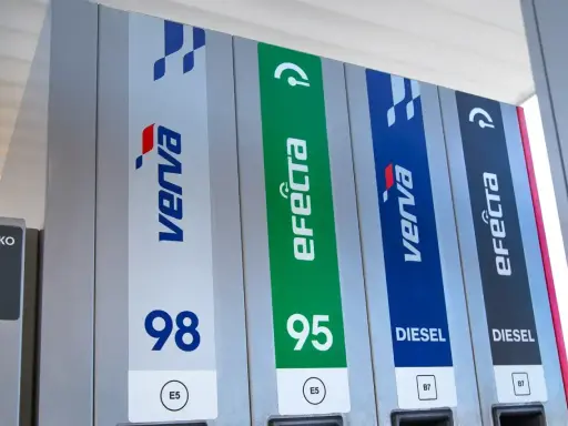 Stacja paliw z dystrybutorami Verve i eFecta 95. Widoczne oznaczenia 98, 95 i Diesel.