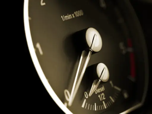 Zbliżenie na deskę rozdzielczą: wskaźnik paliwa Diesel na 1/2, obok obrotomierz.