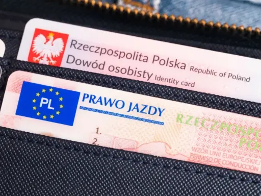 Polskie prawo jazdy i dowód osobisty w portfelu. Numer prawa jazdy jest widoczny na dokumencie z flagą UE.