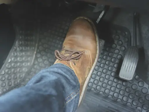 Buty na pedale hamulca. Delikatne naciskanie pedału może sygnalizować hamowanie pulsacyjne.