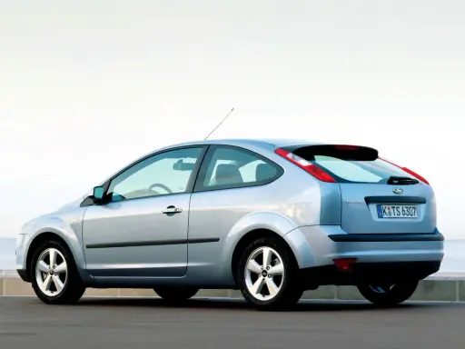 Srebrny Ford Focus Mk2 2.0 benzyna z widocznym z tyłu, gotowy do podróży nad morze.