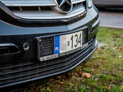 Czarna atrapa chłodnicy z widocznym numerem rejestracyjnym 134. Pod nim napis "SEBS CAR SERVICE RUMIA".