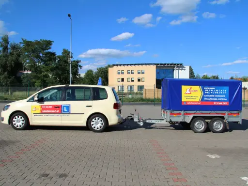 Nauka jazdy na autolawetę? Zobacz, jakie prawo jazdy na autolawetę jest potrzebne i jakie kursy oferuje szkoła jazdy Expert.