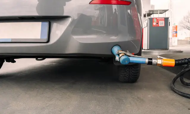 Złącze do tankowania LPG przy samochodzie, przygotowanie do demontażu instalacji. Zaświadczenie o demontażu instalacji LPG będzie potrzebne.