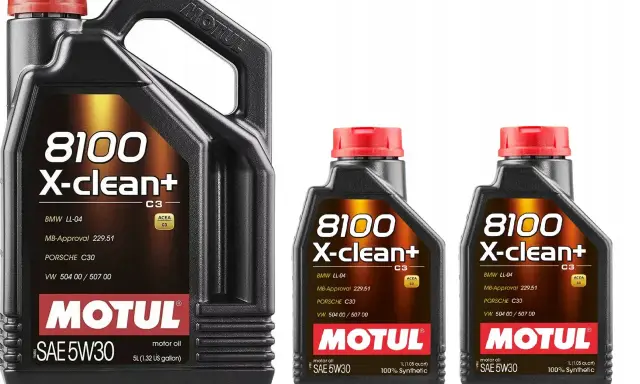 Trzy opakowania oleju silnikowego Motul 8100 X-clean+ SAE 5W30. Wybór między Motul czy Valvoline? Ten olej to świetna opcja.