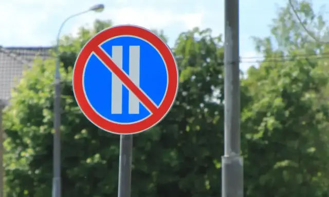 Znak zakazu postoju. Uważaj, bo to zakazy dla ciężarówek, nie wolno tu parkować.