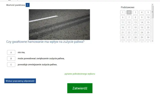 Egzamin kwalifikacja wstępna przyspieszona. Pytanie o wpływ gwałtownego hamowania na zużycie paliwa, z widocznymi śladami opon na asfalcie.