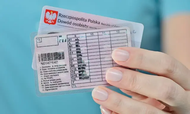 Polskie prawo jazdy i dowód osobisty. Sprawdź, ile jest ważny kurs na prawo jazdy, patrząc na datę ważności uprawnień.