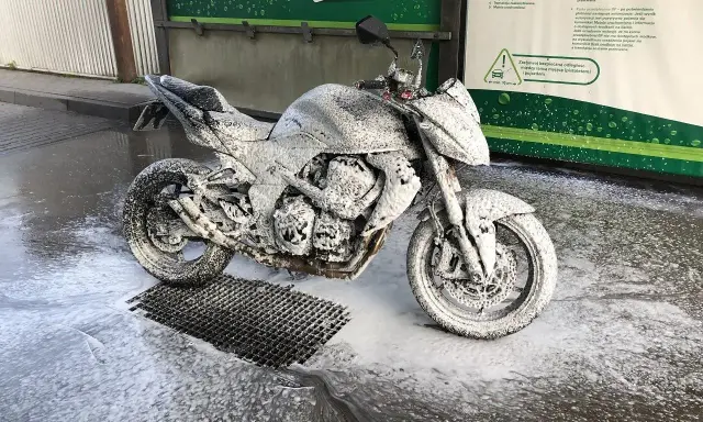 Motocykl pokryty pianą na myjni. Czy na myjni można płacić kartą? Tak, instrukcja informuje o płatności kartą.