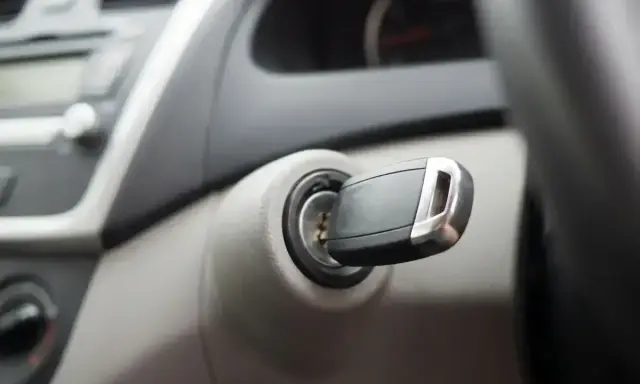 Kluczyk w stacyjce, silnik diesla nie odpala. To może być słaby akumulator objawy diesel.